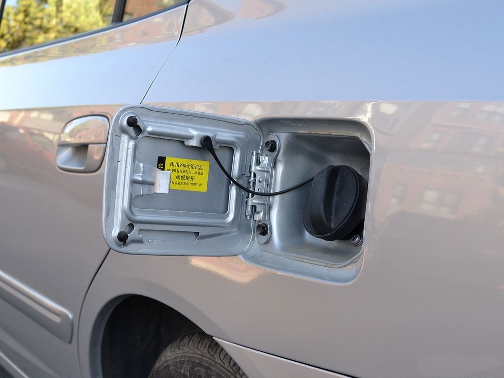 天气热打开油箱盖油气特别大,夏天开油箱放气