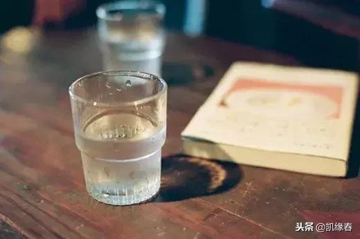 低度白酒变质喝了怎么办,低度白酒在低温下为啥会浑浊