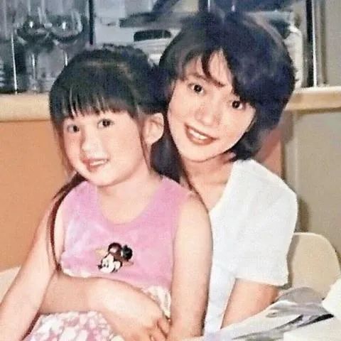 恭喜！27岁TVB亲生女与球员姐弟恋，父亲是身家十亿的LED灯大王