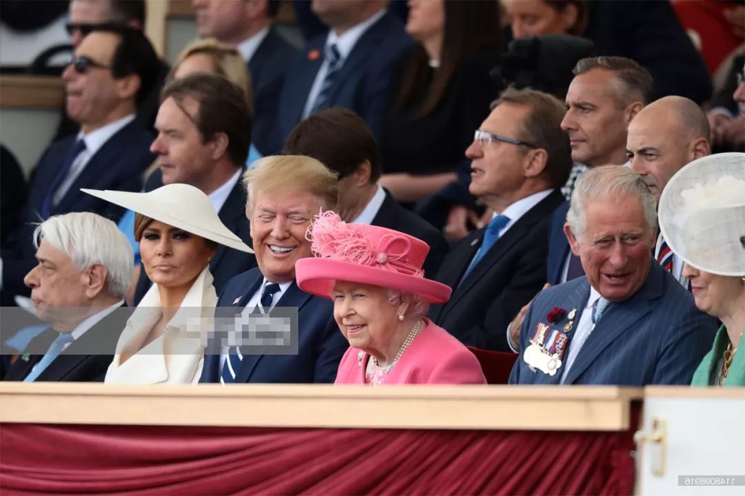 93岁女王带查尔斯出席活动，全场起立时，女王给儿子一个特别眼神