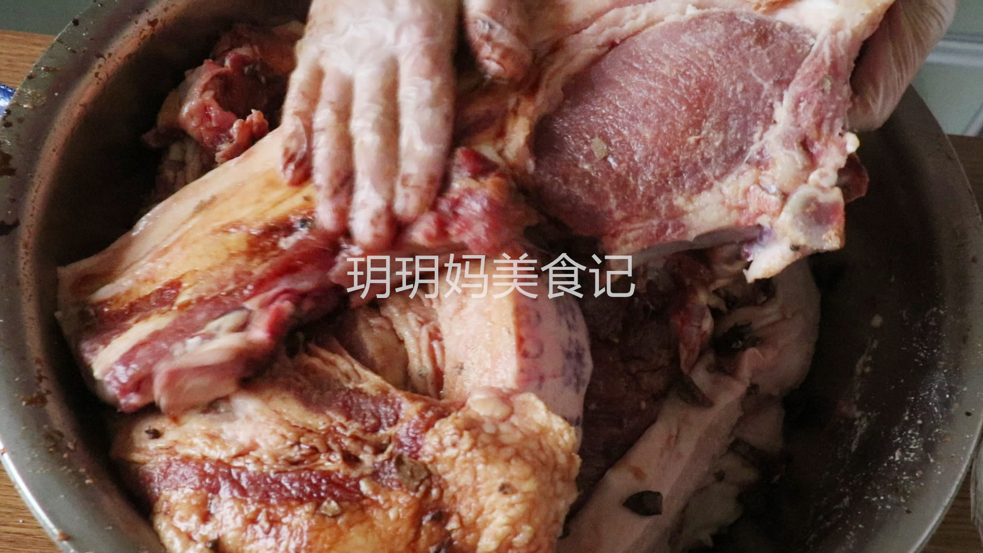 腌腊肉直接用盐腌很好吃,腌腊肉不要只放盐记住几个方法