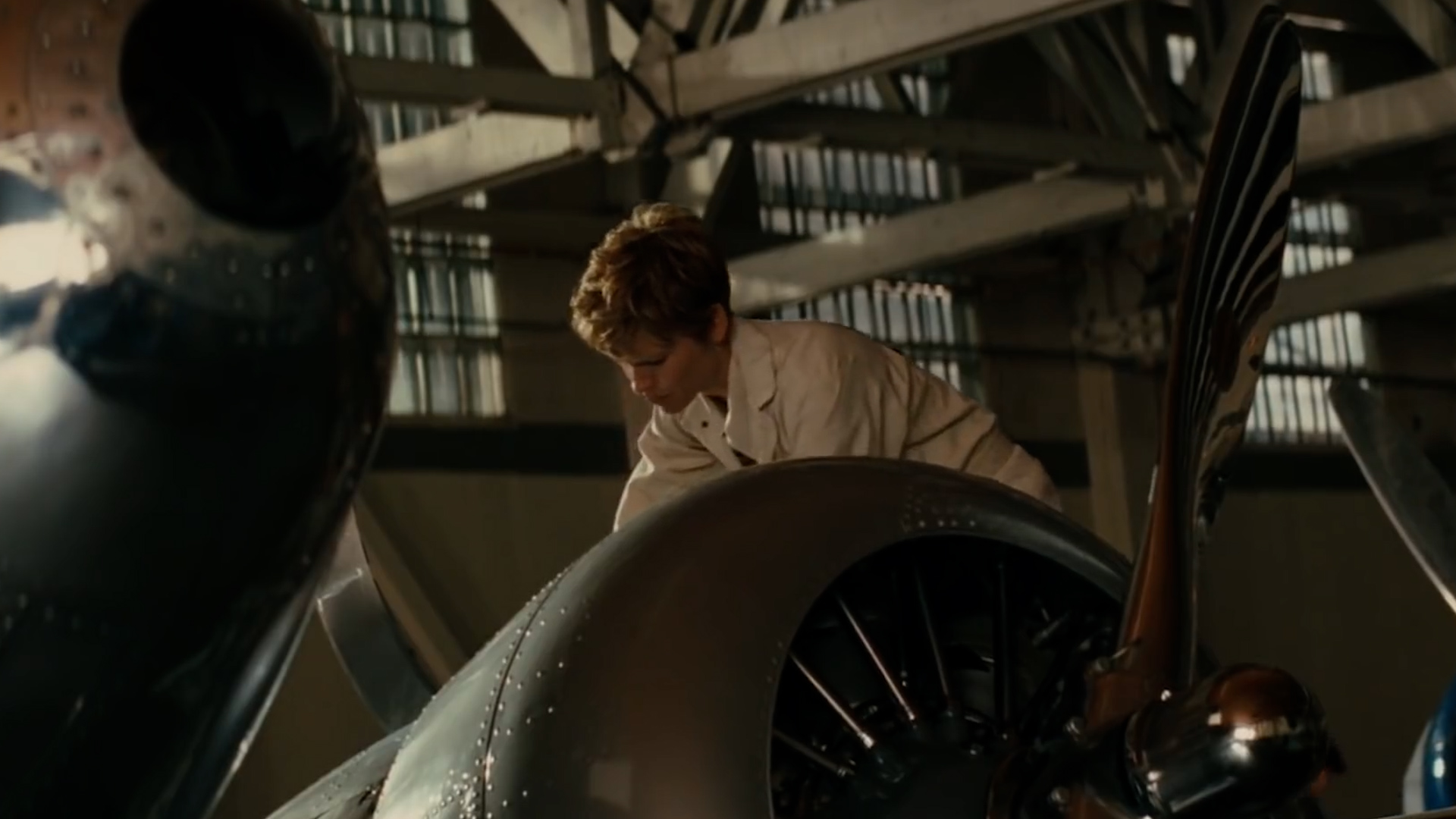 国外女飞行员飞行途中遭遇险情,女飞行员遇到的奇怪事