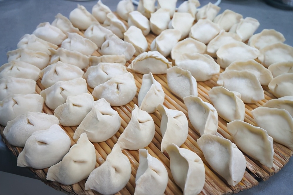 饺子放冰箱怎么不开裂,煮过的饺子怎么存放不粘皮不会破