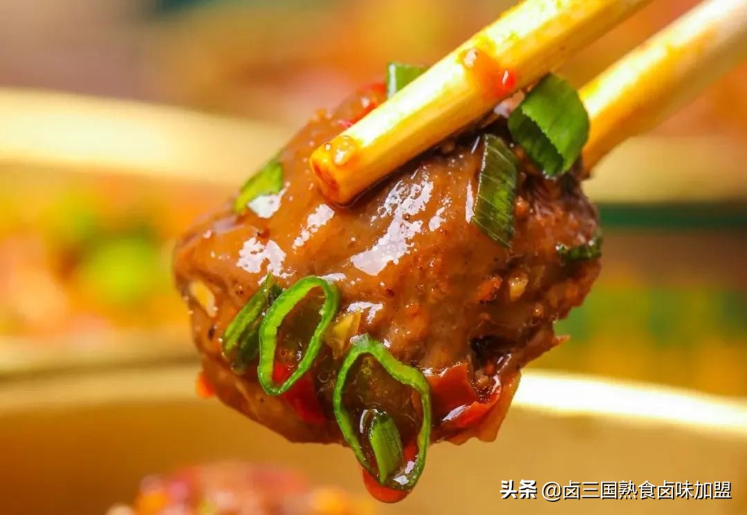 甘河曹老爹拌卤,推出热卤现拌吃法,为小吃市场注入了新的活力