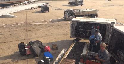 女子国外托运，8万块奢侈品被偷得一件不剩，疑机场人员联手作案