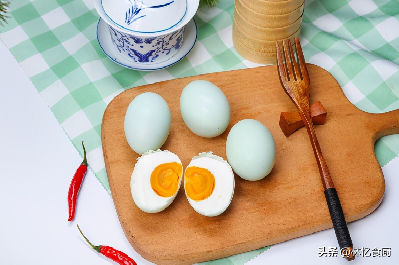 腌咸蛋出油的小妙招,快速腌制咸蛋出油最佳方法