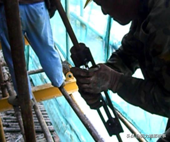 花篮式悬挑架和普通悬挑架造价,花篮式悬挑架拉杆安装方法