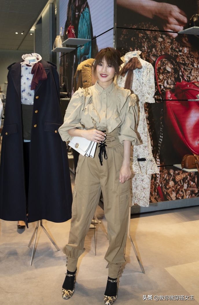 2020最潮搭配少不了这一条工装裤,初秋工装裤搭什么上衣