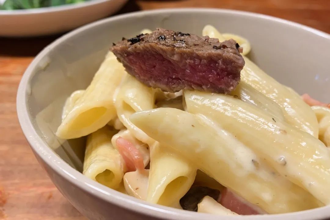 两个小孩给妈妈做大餐,两个女孩给爸妈做饭