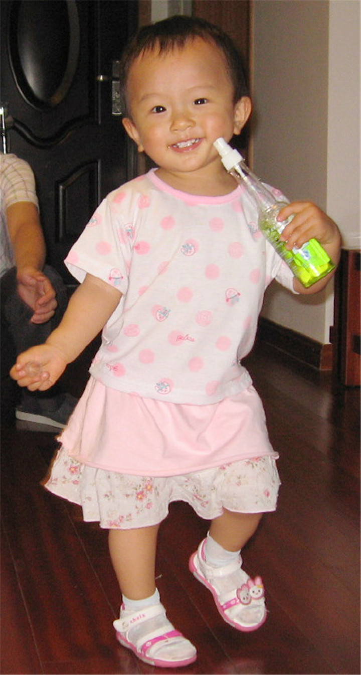 婴幼儿误食了花露水怎么办,小孩误食花露水怎么办搞笑视频