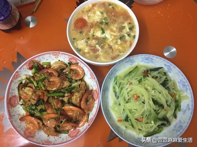 下班回家老公做饭三菜一汤幸福,老公下班回家给老婆做三菜一汤