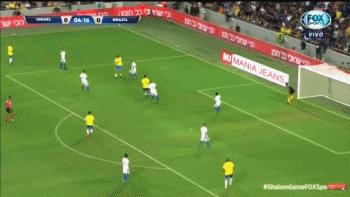 都是帅的错！女裁判赛场1举动罕见：向卡卡出黄牌并强行自拍合影