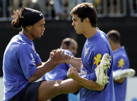 卡卡足球悲情时刻,卡卡绿茵场上的完美偶像