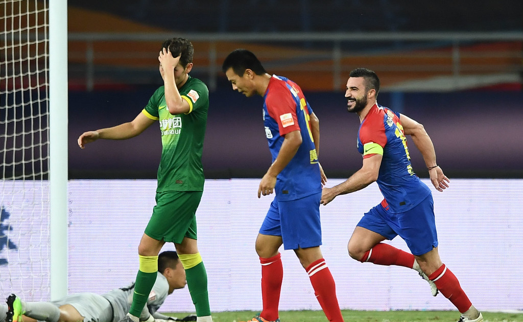 一场3比3揪出国安罪人！“站桩式”防守坑惨球队，明显出工不出力