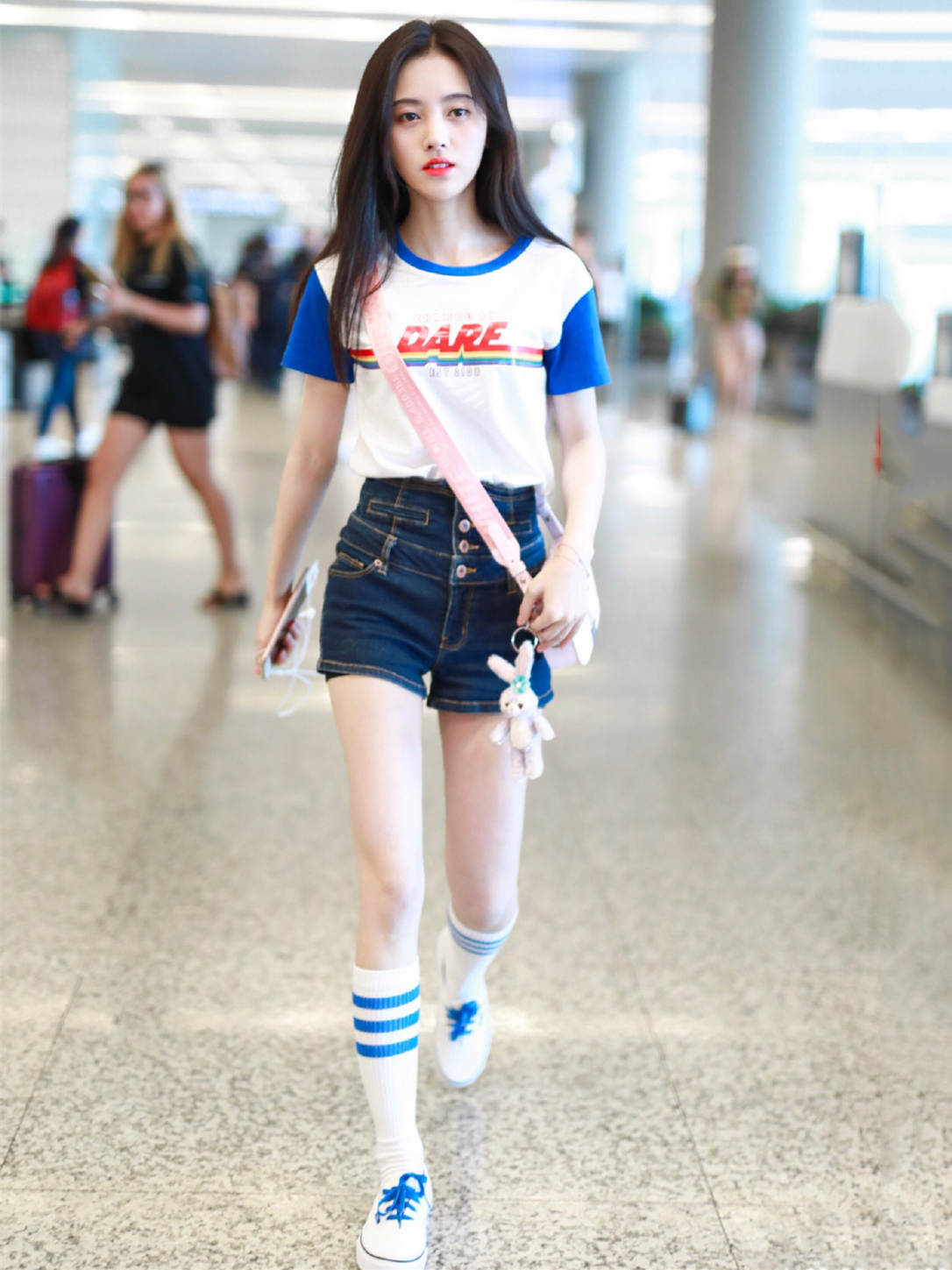 网友直呼杨紫不用再减肥了，凭牛仔裤就能穿出A4腰，学起来！