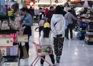 4岁女孩跪地大哭“妈妈别打,我不要娃娃了”