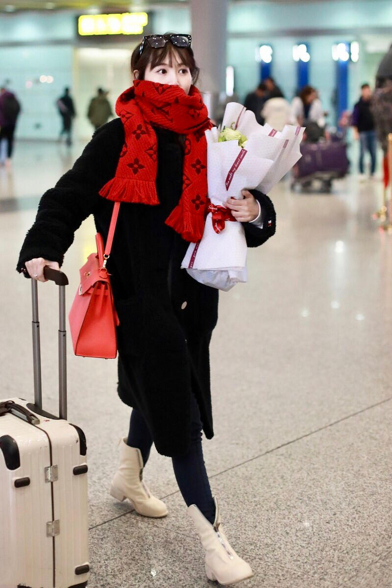 马蓉lv,马蓉现身机场穿的黑大衣红围巾