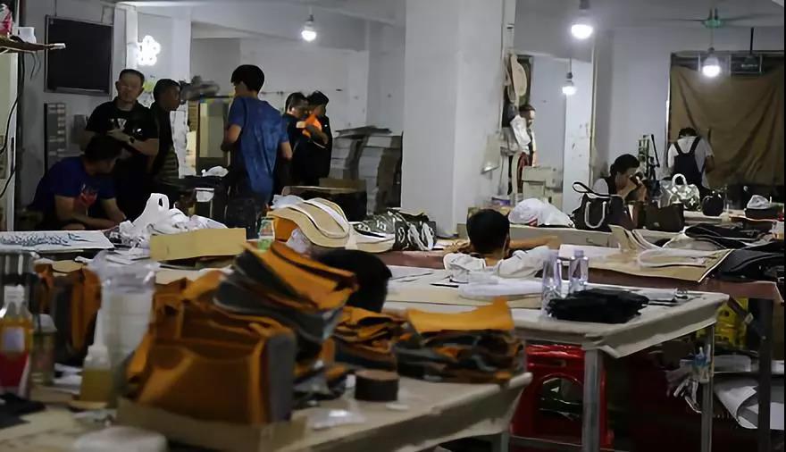 警方侦破特大跨国贩毒案,全球最大跨国假lv案告破视频