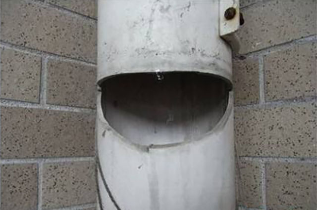 洗衣机放阳台但没地漏，朋友说能与雨水管并用排水，差点做错