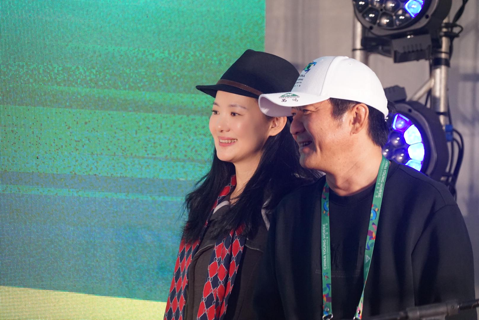 咏梅和栾树跳舞,栾树和咏梅合照