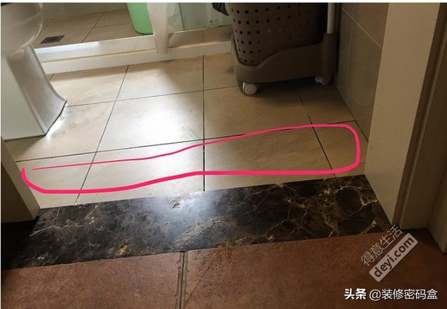 门槛石裂缝渗水,外面下雨门槛石渗水