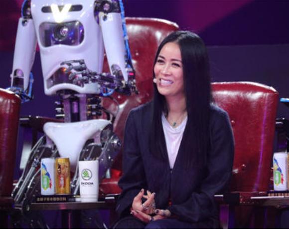 父亲是快刀浪子高峰，母亲是天后那英，今16岁的高兴怎么样了