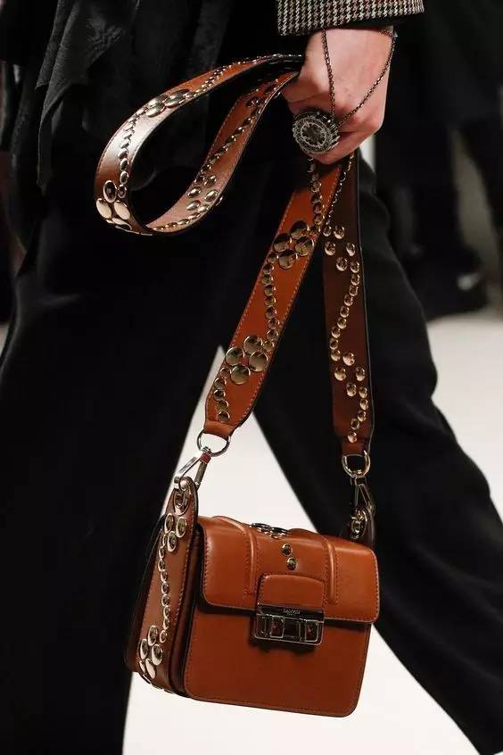 凹造型的包包图片大全,高级感褶皱包