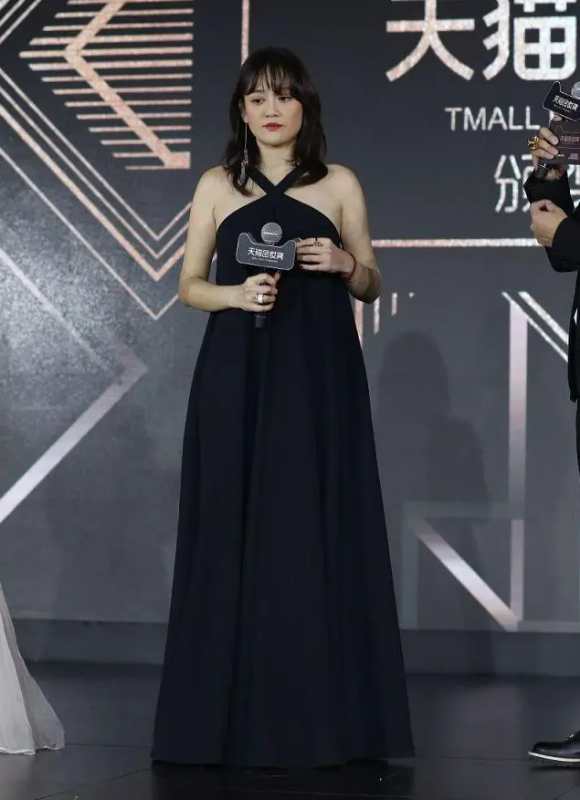 陈乔恩黑色挂脖裙图片,陈乔恩穿吊带裙