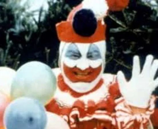 现实中的小丑在跟人类打招呼,世界上的小丑到底有多可怕呢