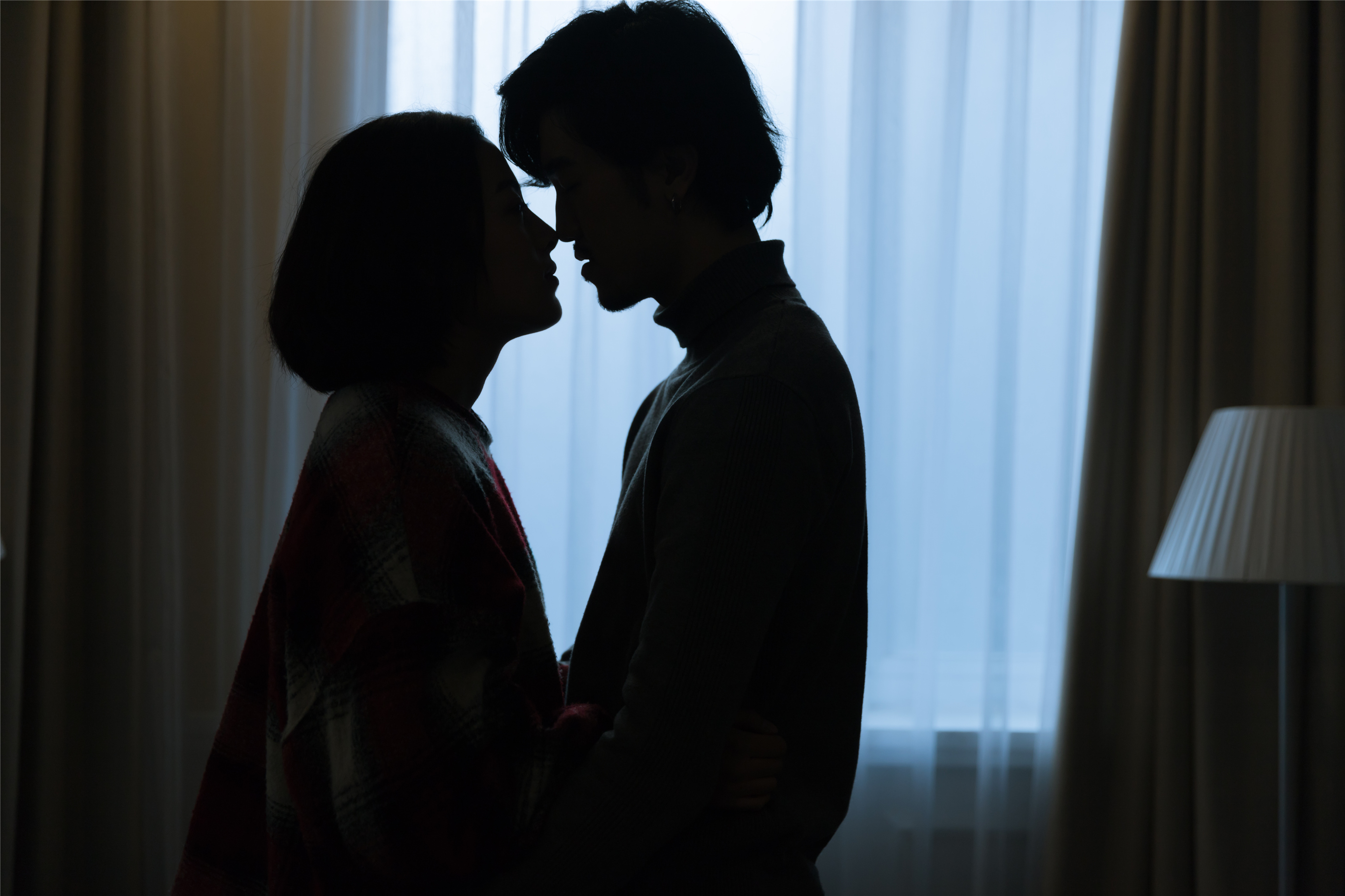 夫妻长期异地分居男的有心理需求,两地分居怎样解决心理需求