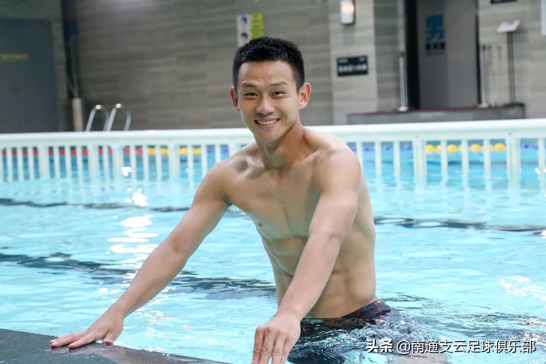 云动态|*男猛**戏水，狼兵泳池放松训练，快来围观