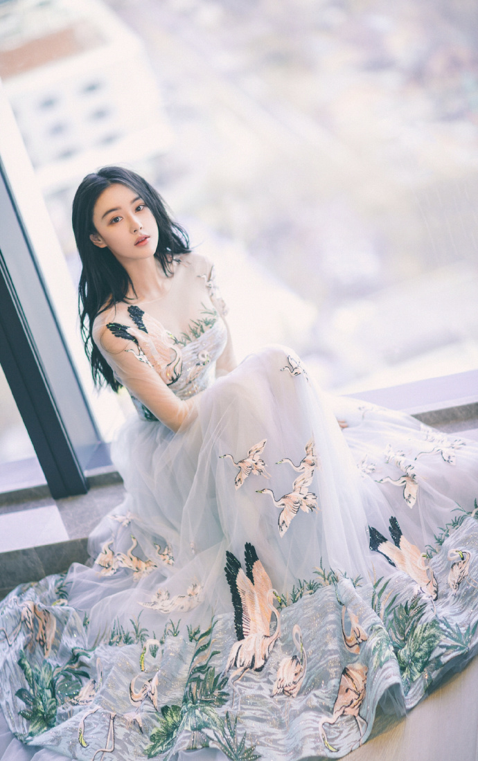 张馨予一身紫衣美若天仙,张馨予穿衣打扮难掩高贵气质