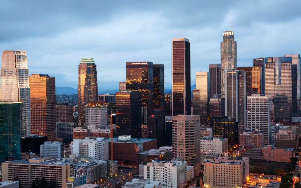 美国加州两男子入室盗窃,美国加州一男子持刀连续抢劫