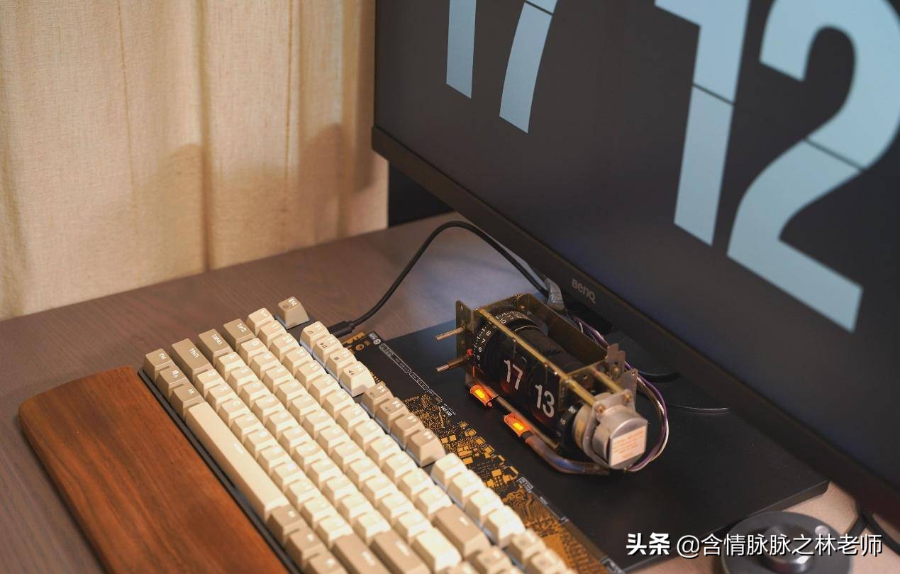 办公桌面打造,笔记本桌搭外接显示器精致布局