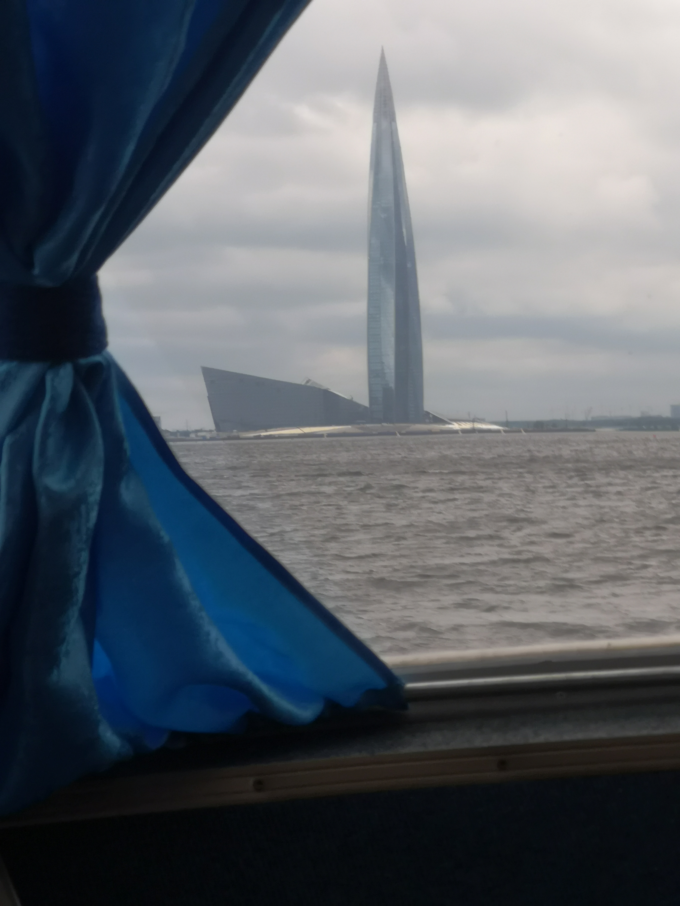 奔七的夫妻俩，自由行走在俄罗斯的圣彼得堡