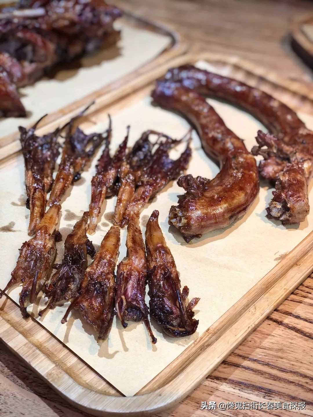 二道老厂区奇店。鹅的一切，全都炭火烤。烤鹅脖大锤抡