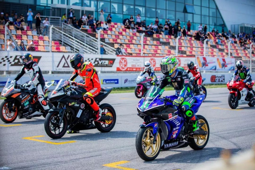 王一博李汶翰说悄悄话,李汶翰王一博一个团的吗