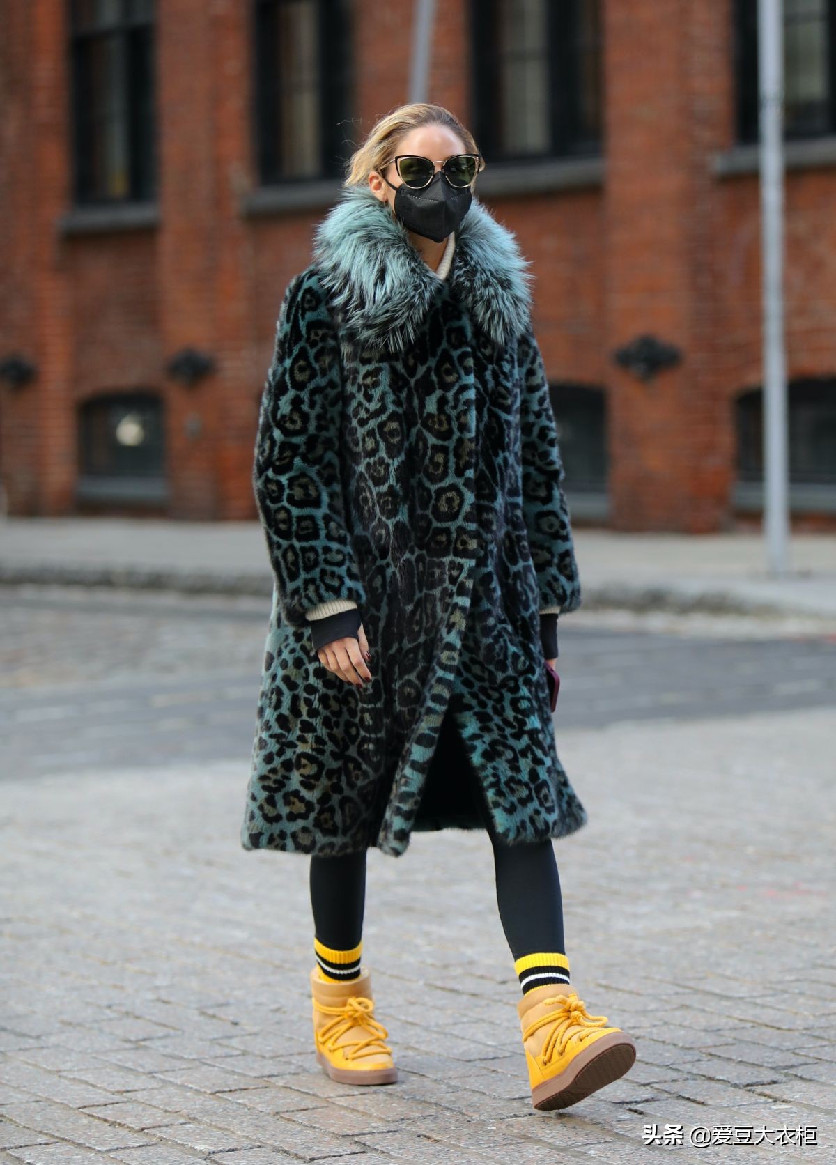 蕾哈娜衬衫不系扣的豪放，弗拉白衬衫搭百褶裙青春活力｜欧美街拍