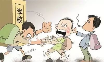 学校体育课踢球误伤同学怎么赔偿,小学生踢球踢伤了队友该赔偿吗