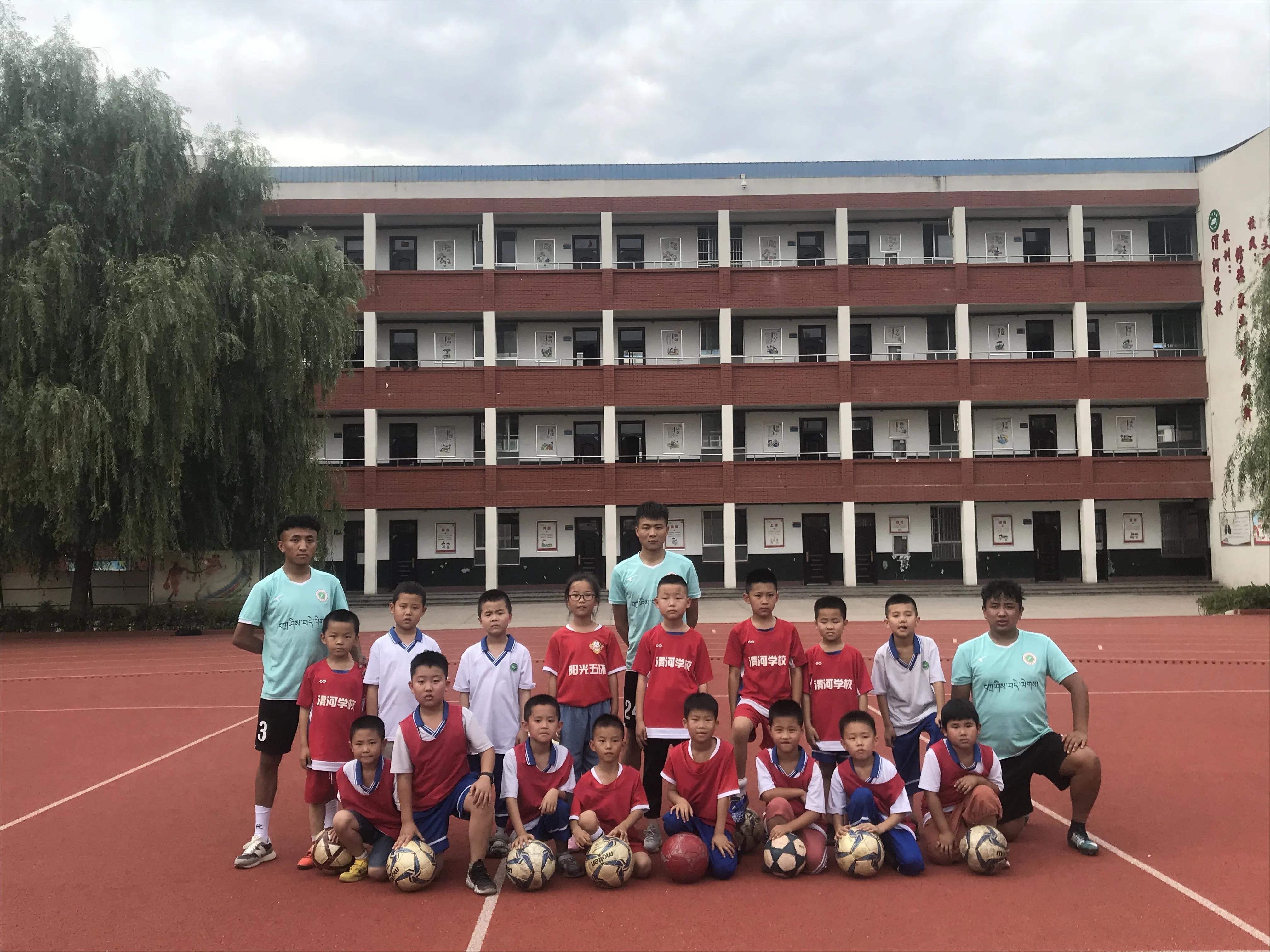 童心向党放飞足球梦主题绘画,童心向党体育强国放飞足球梦