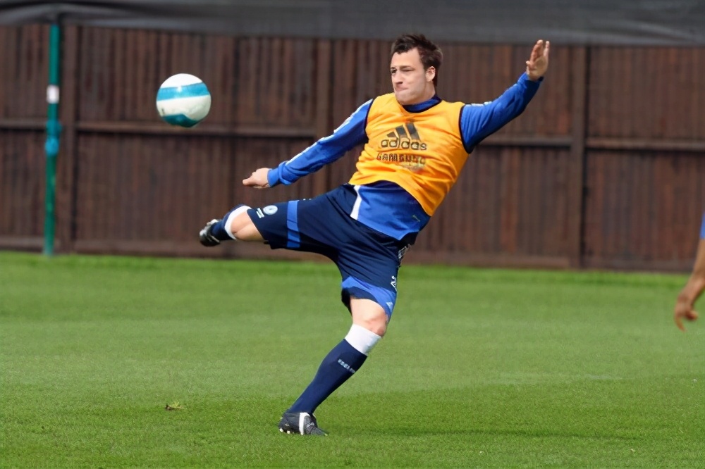 足球盘球带球过人视频,足球绕杆运球射门教学步骤