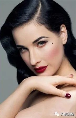 谭松韵蓬松的头,谭松韵摘掉眼镜打扮后惊艳出场