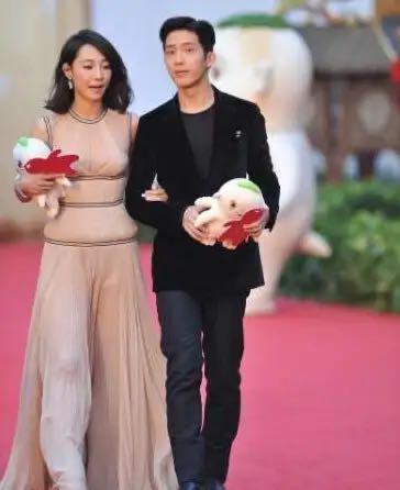 白百何的穿衣风格叫什么,近日白百何一袭薄纱礼服裙现身