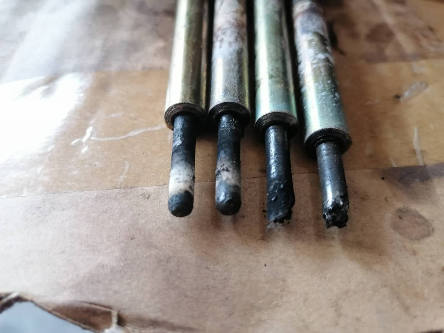 才跑4万公里货车烧机油怎么回事,发动机烧机油活塞发黑