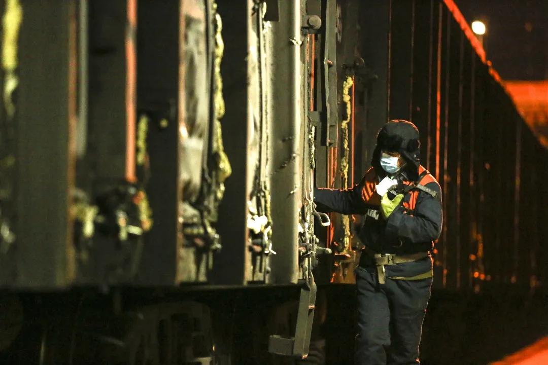 战疫情保春运铁路警察在行动,抗击疫情守护平安摄影征稿