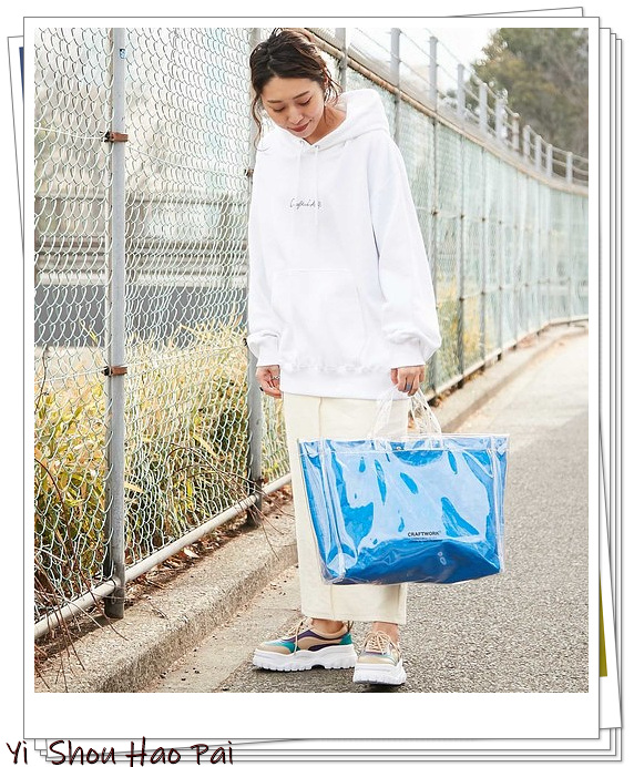 pvc包包的时髦搭配瞬间,2022春夏流行小清新包包