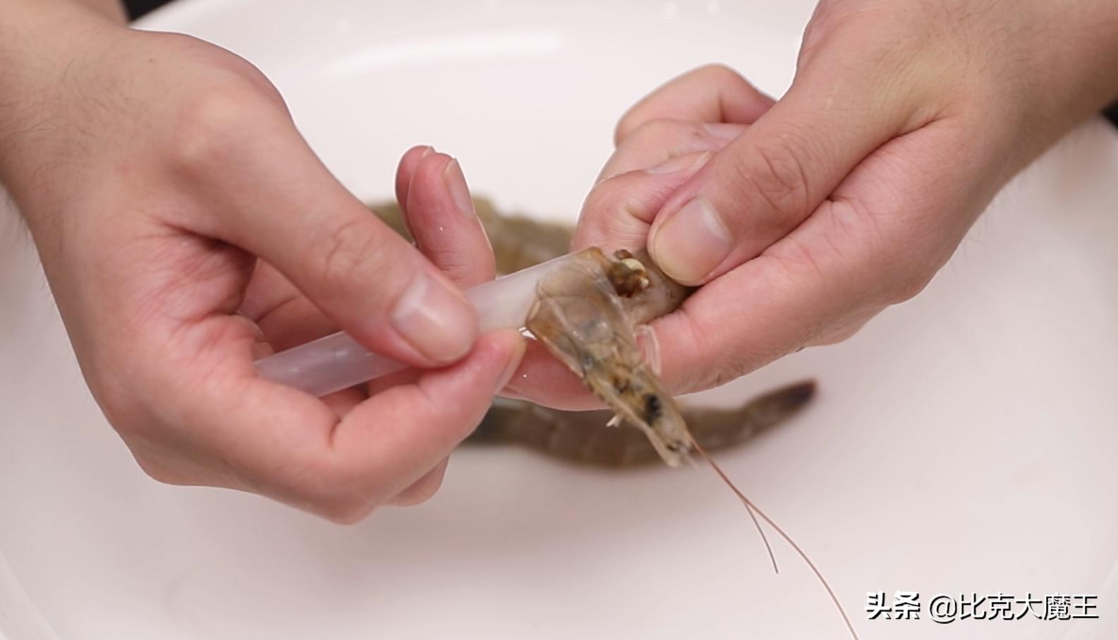 吸管挑虾线去虾头,去虾线别把虾掰断了