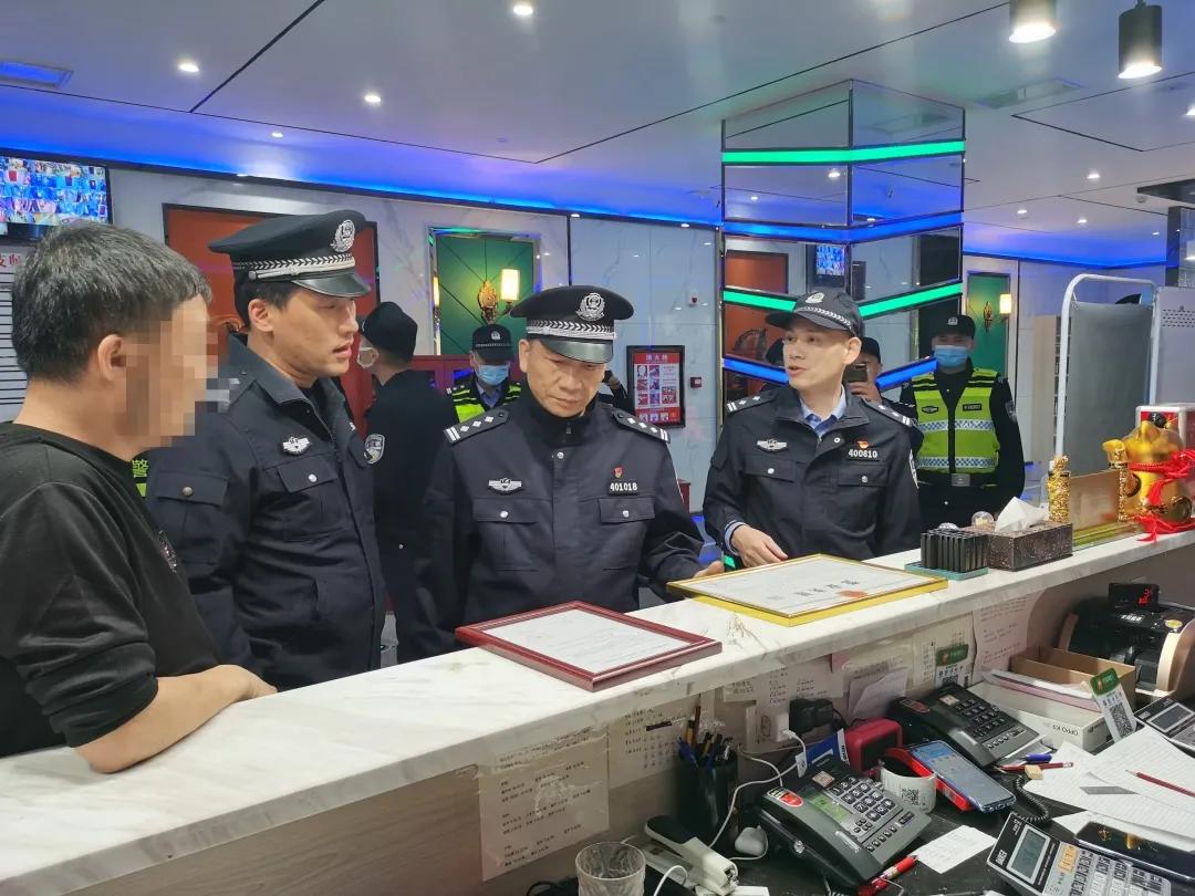 凌晨出动开展夜查行动,警方星夜清查风暴