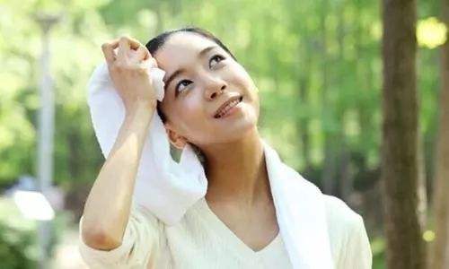 人无汗，心不安！出汗部位可以看健康状况，这几处常出汗要重视