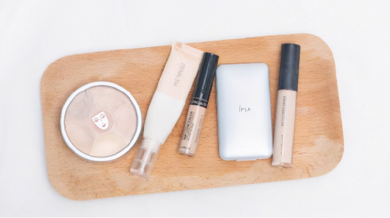 先上粉底还是遮瑕,先上粉底还是先画遮瑕